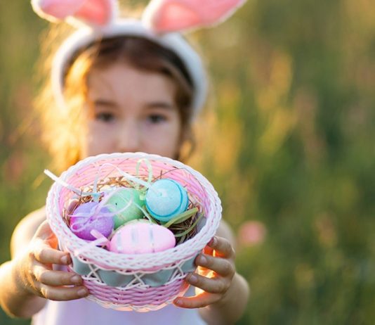 „Mama, wieso bemalen wir denn Eier!?“ Osterbräuche ganz leicht für Kinder erklärt.