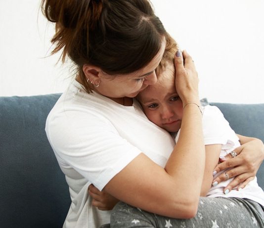 Laut einer Studie trennen Behörden Kinder und ihre Müttern oft vorschnell.