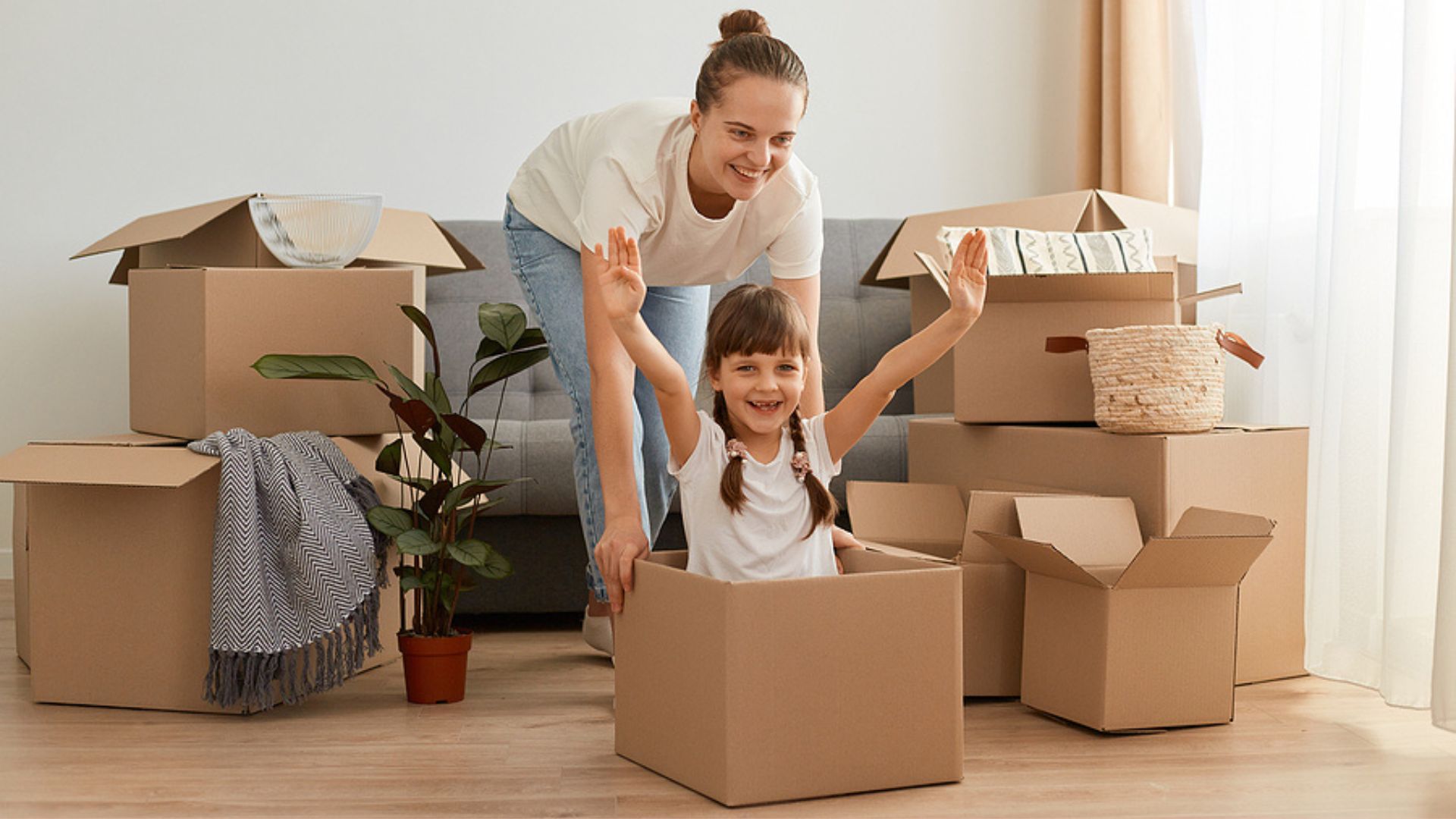 Семья переезжает в новую квартиру. Семья в новой квартире. Счастливая семья в квартире. Счастливые люди в новой квартире. Переезд.