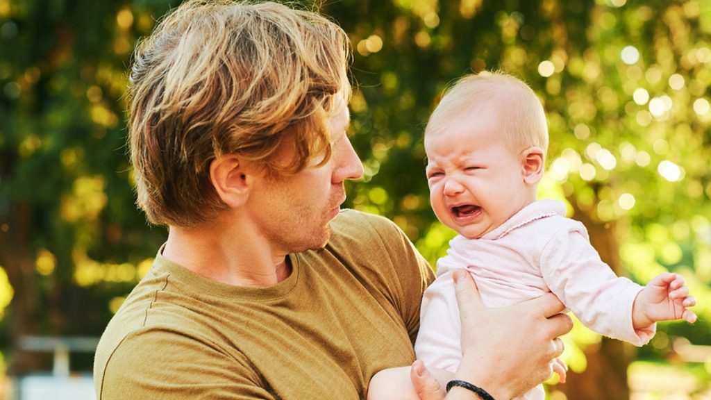 Das tut weh: Was tun, wenn das Baby beim Papa fremdelt