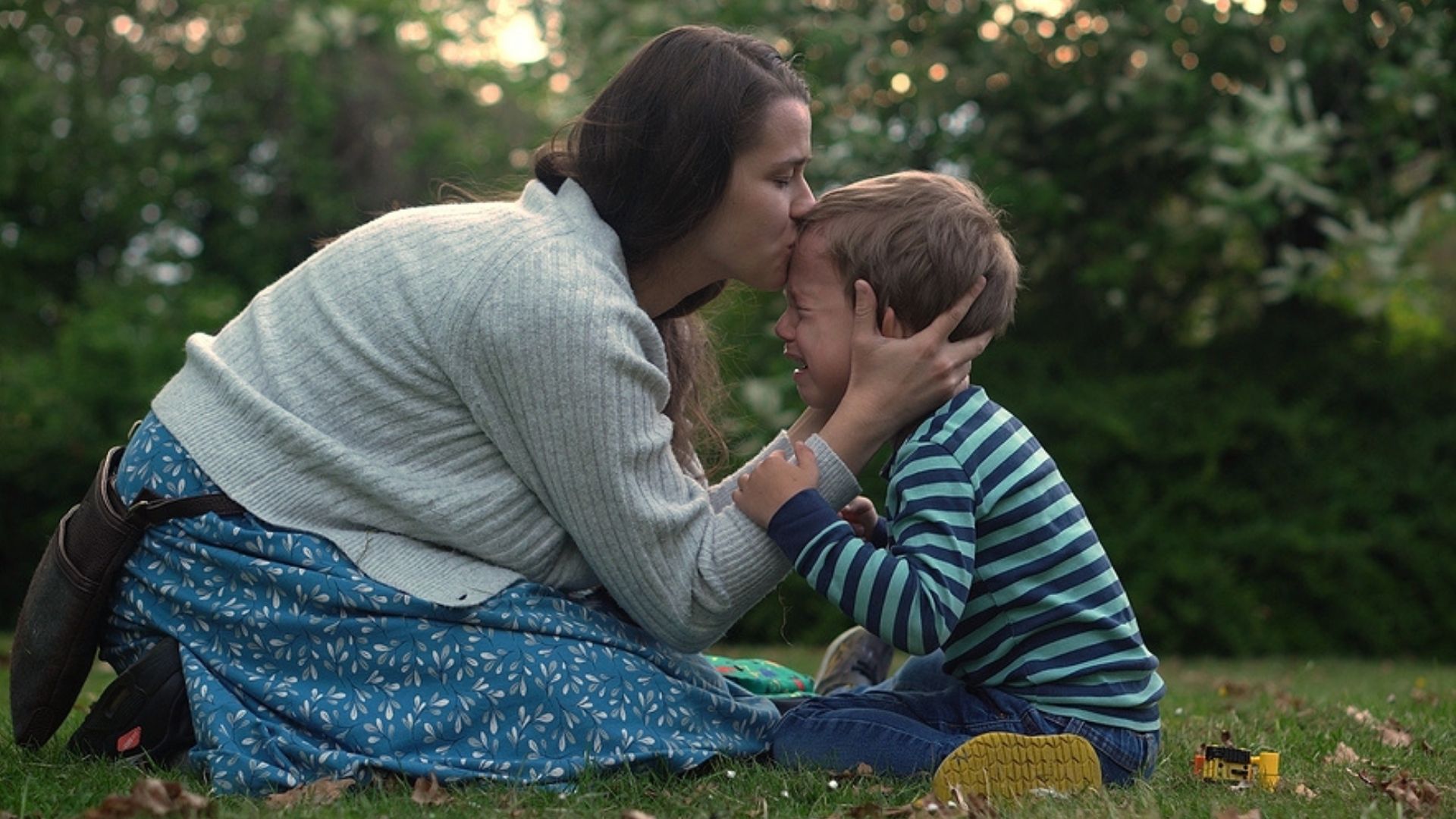 Boy family woman. Мальчик утешает друга. Мама утешает мальчика картинка для детей. Мама утешает мальчика картинка.