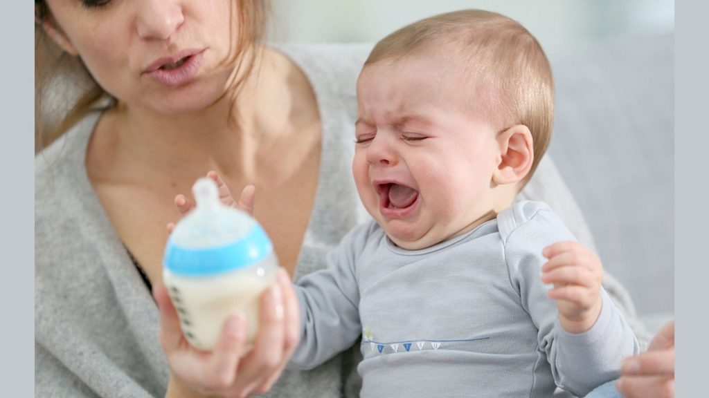 „Mein Kind muss hungern!” Heftige Engpässe bei Babynahrung in den USA