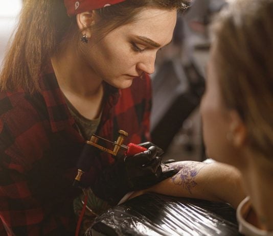 Eine Tätowiererin überdeckt kostenlos Narben von Frauen