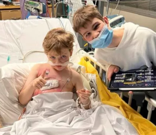 Die beiden Brüder im Krankenhaus.