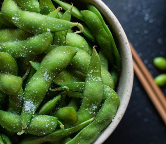 Edamame sind in Maßen auch in der Schwangerschaft erlaubt.