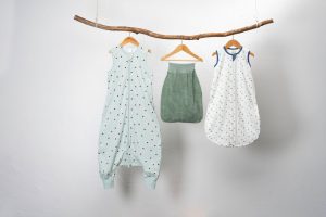 Von Bodys, Strampler und Shirts bis hin zu Kinderschlafsäcken – die Auswahl ist super und die Muster und Motive zeitlos.