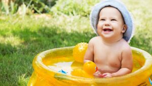 Bei Babys empfiehlt es sich, das Planschbecken täglich zu reinigen.