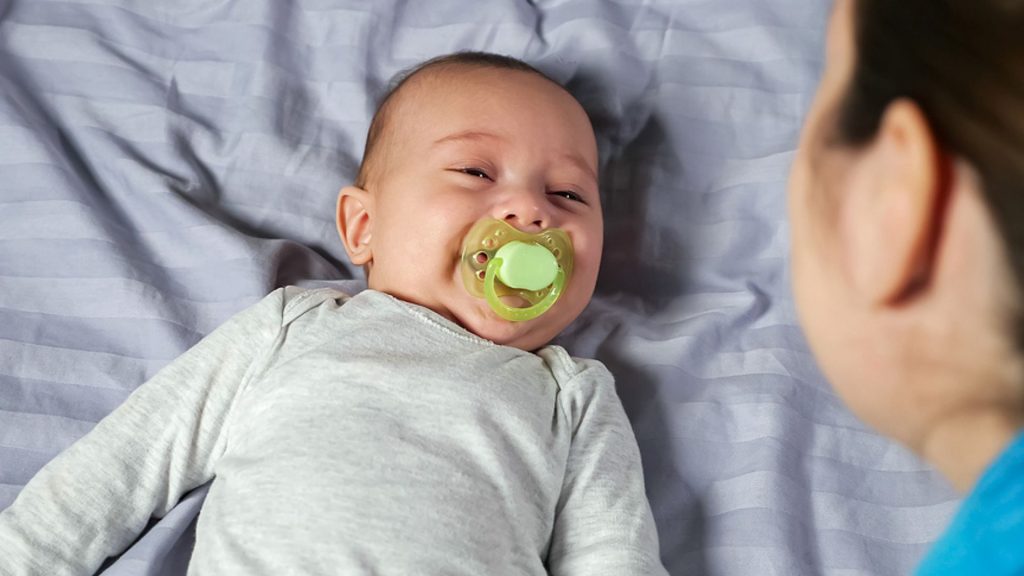 Ruhe um jeden Preis? Baby bekommt Schoko-Schnuller, wenn es stört