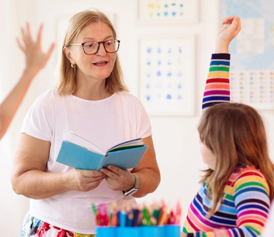 Eltern vertrauen Erziehern ihre Kinder an – meistens können sie da auch guten Gewissens tun.