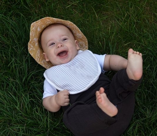 Nur selten sitzt der Sonnenhut beim Baby lange auf dem Kopf...