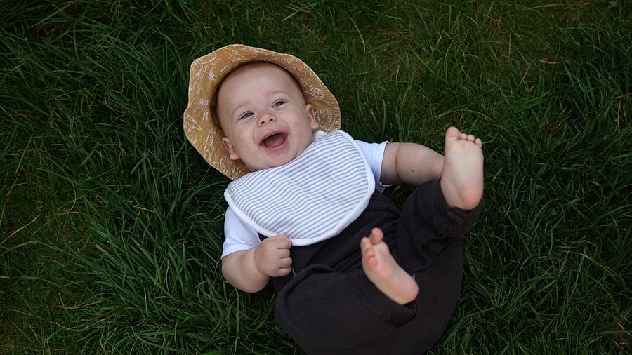 Sonnenhut fürs Baby: Welcher ist gut und wie bleibt er auf dem Köpfchen?
