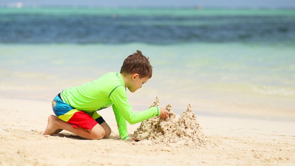 „Lebensgefährlich!” Kinderarzt fordert, dass alle Kinder UV-Kleidung tragen