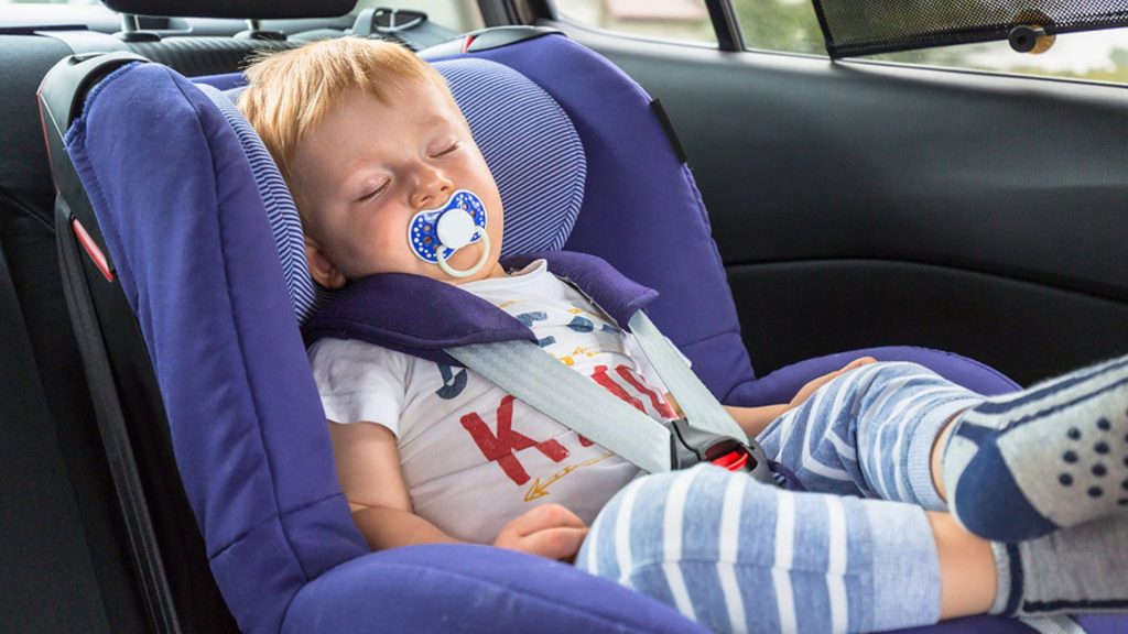 Kind bei Hitze im Auto eingesperrt: So könnt ihr es befreien