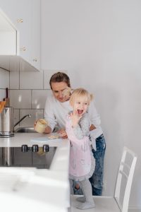 Gemeinsames Kochen mit Mama und Papa macht den meisten Kindern großen Spaß.