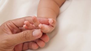 Schafft Verbindung, Vertrauen und Entspannung für dich und dein kleines Wunder: Baby-Yoga! Foto: Jessika Franke