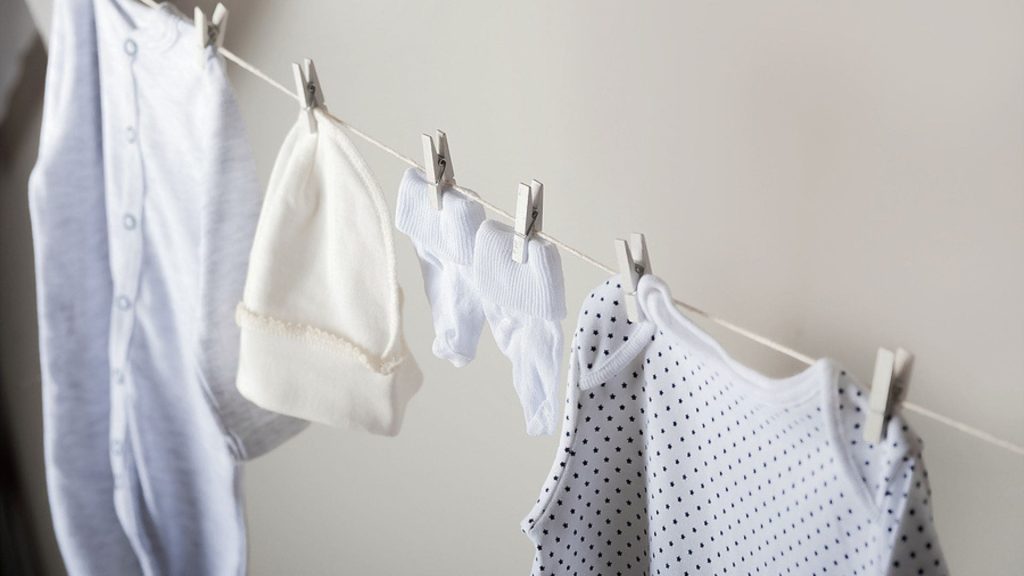 Babykleidung waschen: So werden Body & Co. schonend sauber