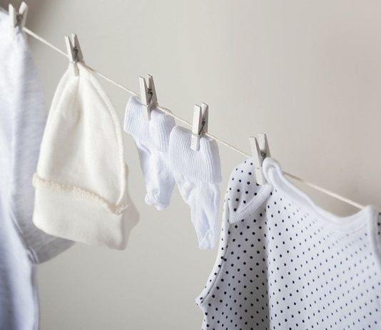 Da die Haut unserer Kleinsten besonders empfindlich ist, solltest du Babykleidung schonend waschen.