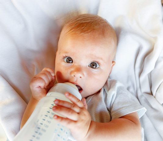 Wenn das Baby die Babymilch nicht mag oder verträgt, stellt sich die Frage, ob man die Milchnahrung einfach wechseln darf.
