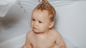 Die zarte Babyhaut sollte nicht nur mit Wasser gewaschen werden.
