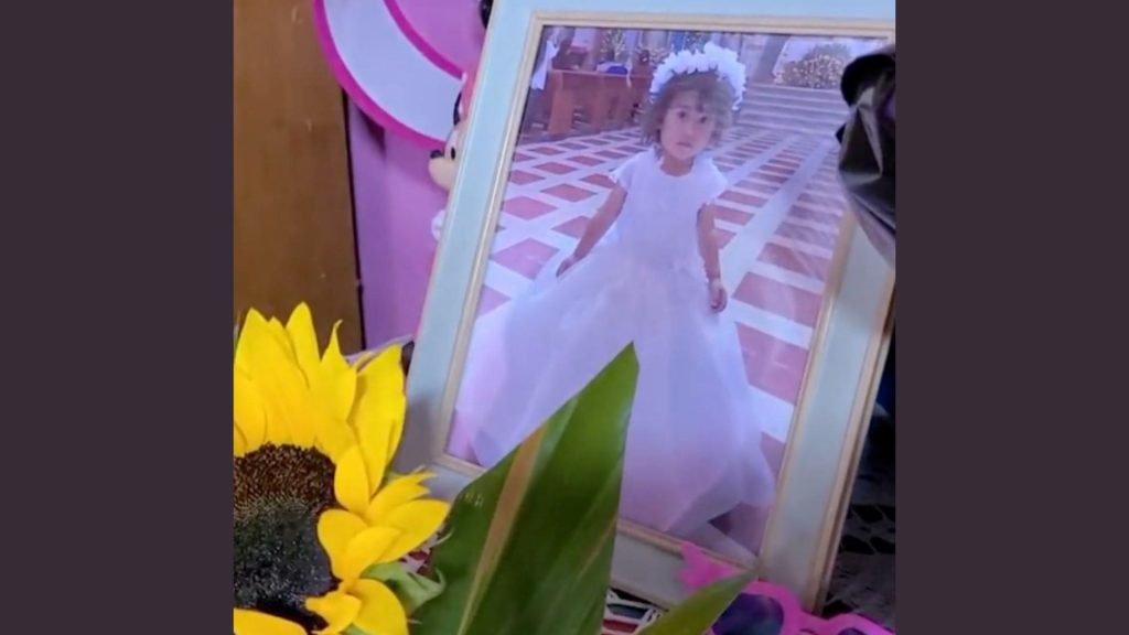 Ihr Atem ließ den Sarg beschlagen: 3-jährige lebt bei Beerdigung