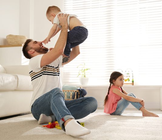 Wenn das neue Baby da ist, fühlen sich die "Großen" schnell außen vor.