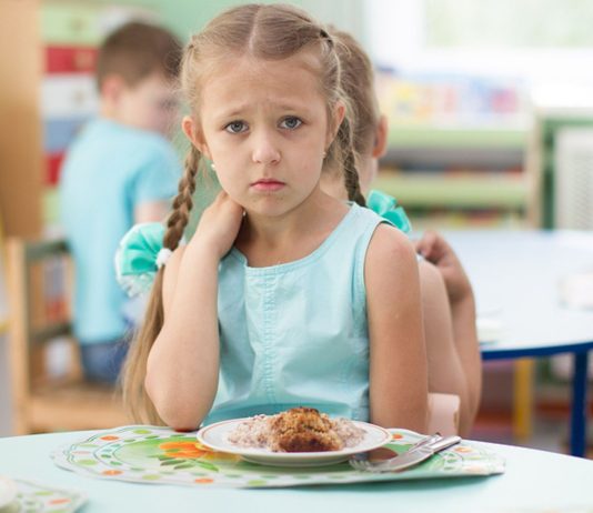 Noch immer üben Erzieher*innen Druck auf Kinder beim Essen aus.
