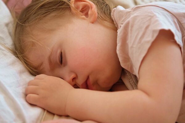 Bei heißen Temperaturen kann auch das Kinderzimmer zur Gefahr werden.