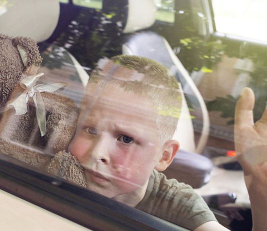 Wer mag schon lange Autofahrten? Kinder bringt das Rumgegurke im Schnitt nach 70 Minuten zum Quengeln.