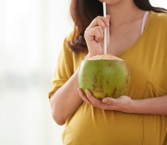 Kokosmilch darfst du ohne Bedenken in der Schwangerschaft trinken.