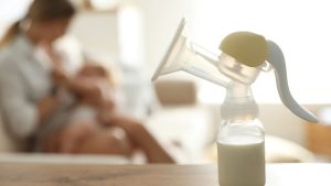 Um dein Baby mit Muttermilch zu füttern, kannst du diese auch abpumpen und in ein Fläschchen geben.
