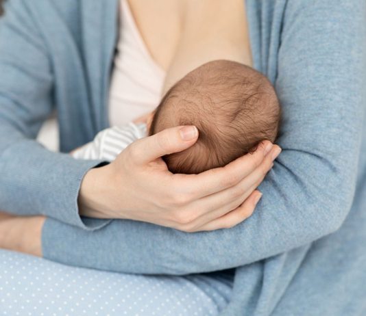 Der Windelinhalt kann verraten, ob dein Baby genügend Muttermilch trinkt.