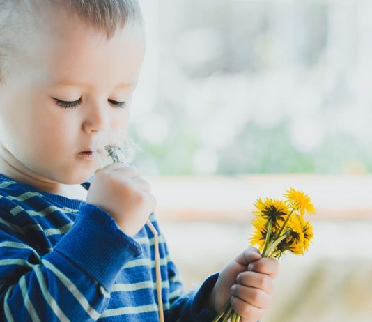 Introvertierte Kinder können sich oft gut mit sich selbst beschäftigen.