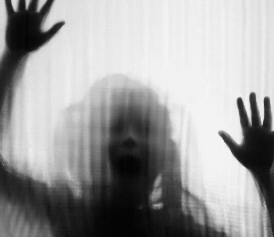 Der neue "Ghost Prank", bei dem Kinder vor einem Handy mit Geister-Filter in einem Raum eingesperrte werden traumatisiert Kinder! – Schrecklich!