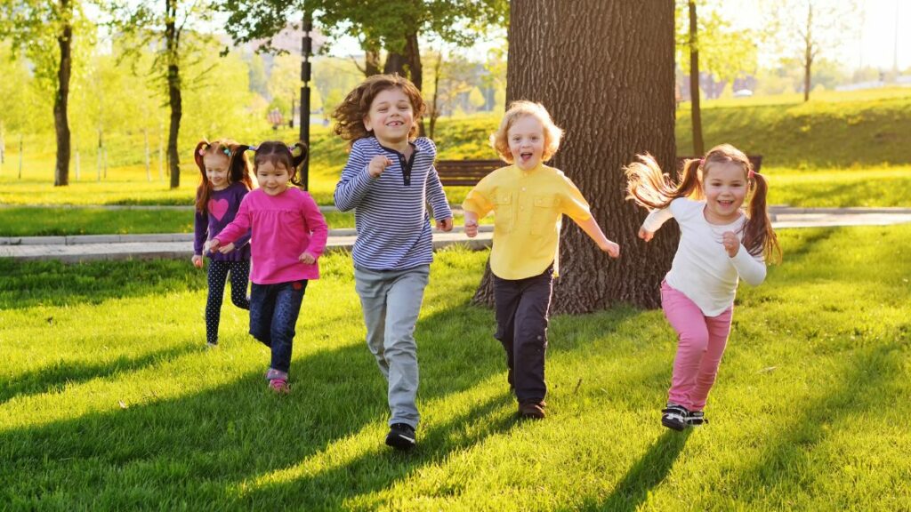 Vater von Fünflingen leint seine Kinder an – okay oder No-Go?