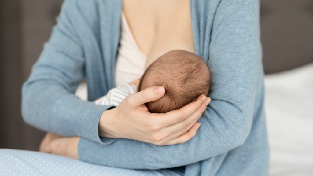 Wegen „zu vielen Drinks”: Mutter lässt Baby von Freundin stillen