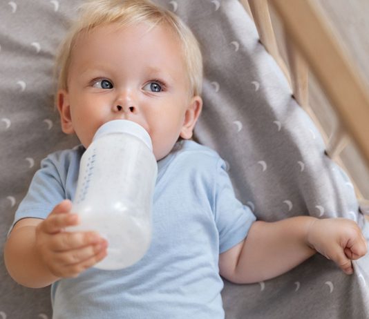Auch während der Beikostphase wollen viele Babys noch ihre Flasche mit Milch haben.