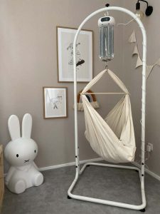In der Federwiege von swing2sleep werden Babys mit sanften Auf- und Abbewegungen beruhigt.