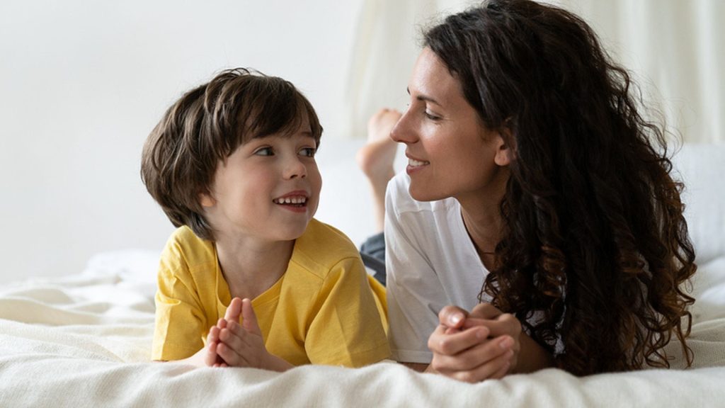 Wie kann man mit „einsilbigen“ Kindern über Gefühle sprechen?