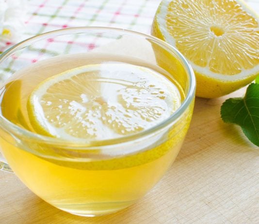 Heiße Zitrone kann in der Schwangerschaft bei Übelkeit und Sodbrennen helfen.