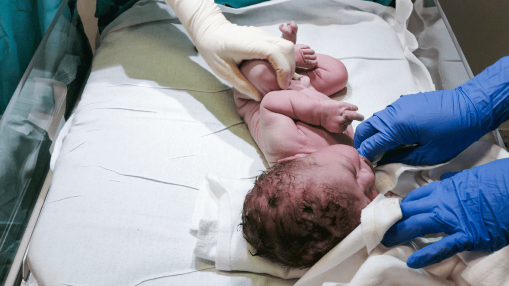 Mama verwirrt das Netz: Sie muss ihr Baby 2-mal zur Welt bringen