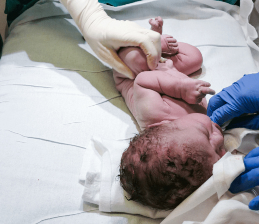 Mama Jacqueline Schumer muss aufgrund von einer Spina bifida Diagnose ihr Baby in der 23. SW auf die Welt bringen, um es in der bestmöglichen 37. SW zu gebären.