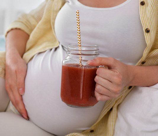 Möchtest du dir Smoothies in der Schwangerschaft zubereiten, solltest du Obst und Gemüse vorab gründlich waschen.