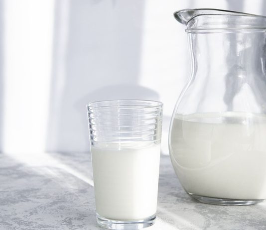 Ayran ist auch in der Schwangerschaft erlaubt, wenn er aus Joghurt mit pasteurisierter Milch hergestellt wurde.