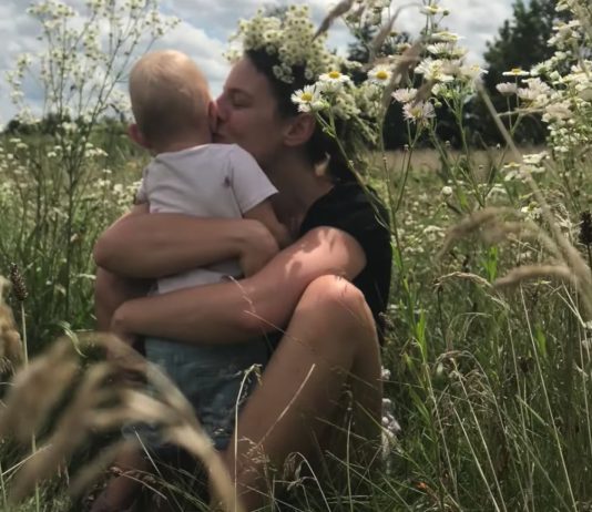 Lena versucht verzweifelt, ihre kleine Tochter zurückzubekommen