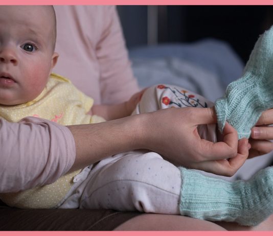 Anders als bei Erwachsenen, reichen dicke Socken bei Babys und Kleinkindern nicht aus, um sie warmzuhalten.
