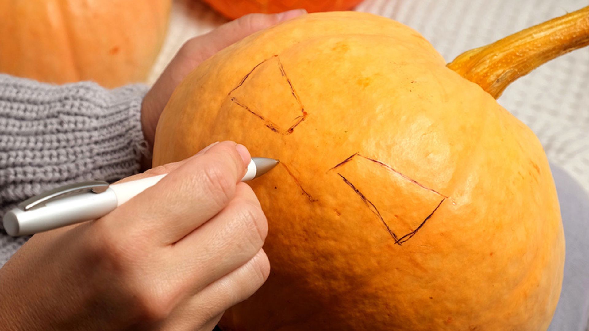 Kürbis schnitzen mit Kindern Einfache Anleitung & Vorlagen