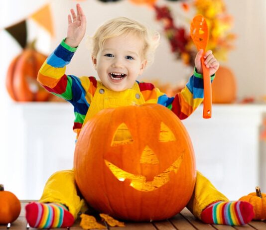 Einen Halloween-Kürbis mit Kindern zu schnitzen, ist mit unserer Anleitung ganz einfach.