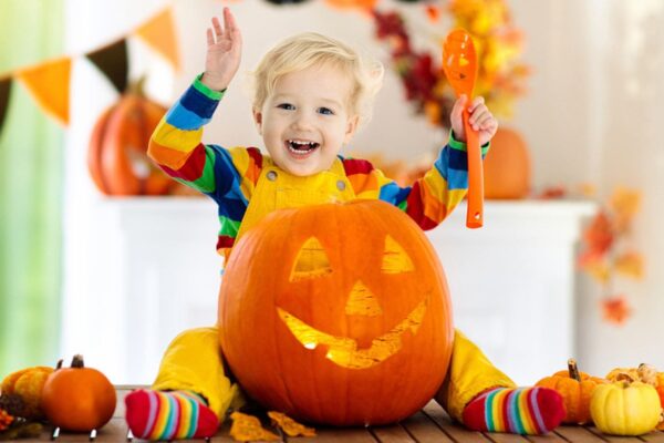 Einen Halloween-Kürbis mit Kindern zu schnitzen, ist mit unserer Anleitung ganz einfach.