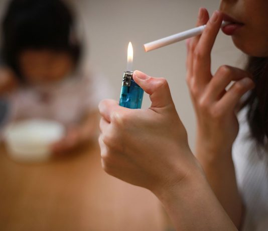 Vielen Eltern ist nicht bewusst, dass sich Kinder das Rauchen bei ihnen abschauen.