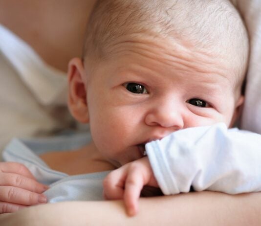 Auch Babys geben schon deutliche Zeichen, wenn es ihnen zu viel wird.